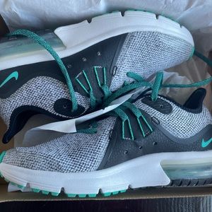 5.5Y/Women’s 7 Nike Air Max Sequence 3